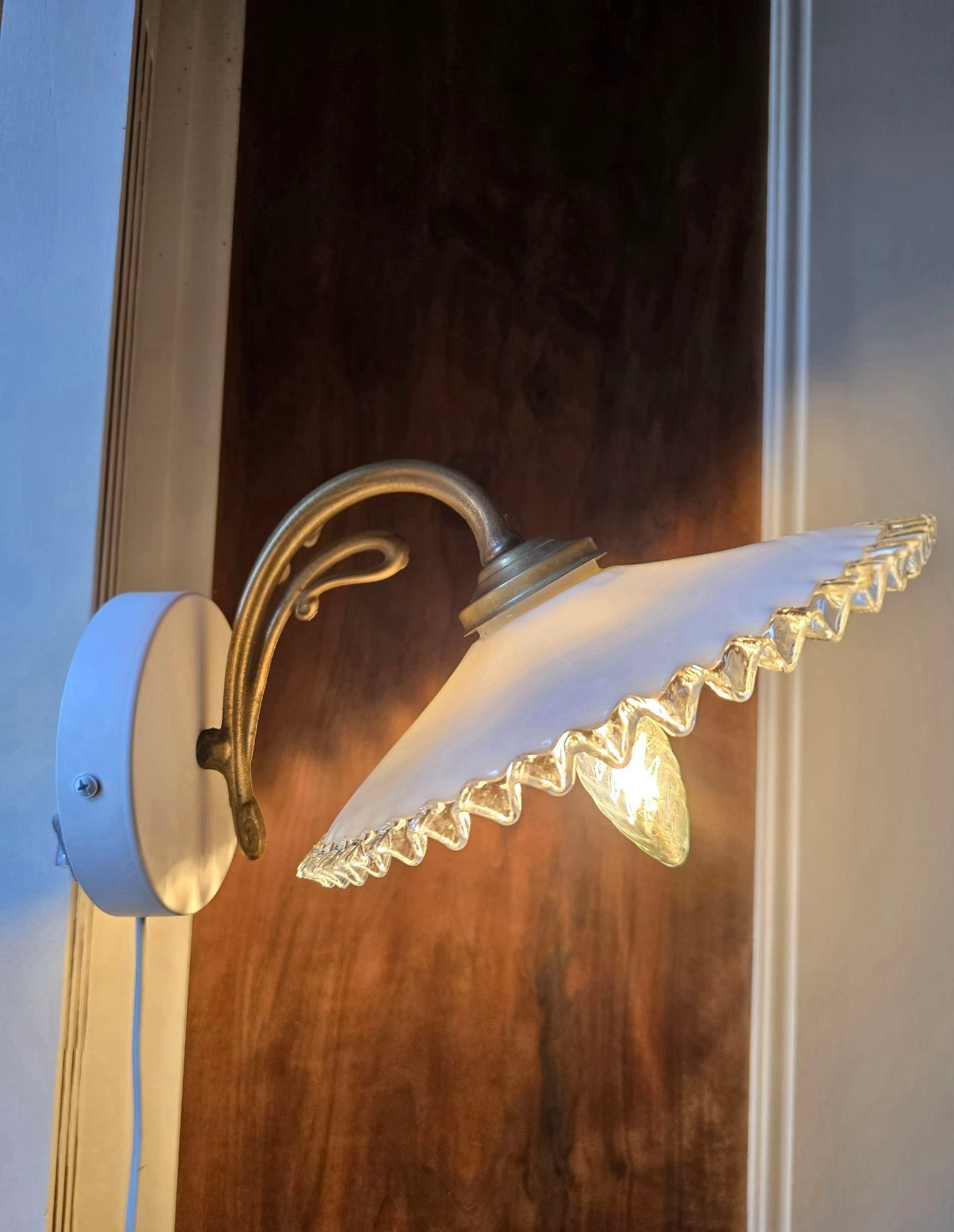 Pair of brass and opaline glass wall sconces bordered with wavy glass – photo 6